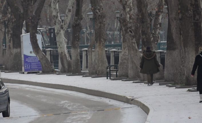 Çankırı’ya yılın ilk karı düştü, kent merkezi beyaza büründü