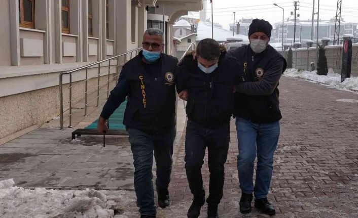 Çarptığı yayayı kontrol için gelmiş, otobüs sürücüsünün yardım ettiğini görünce geri kaçmış