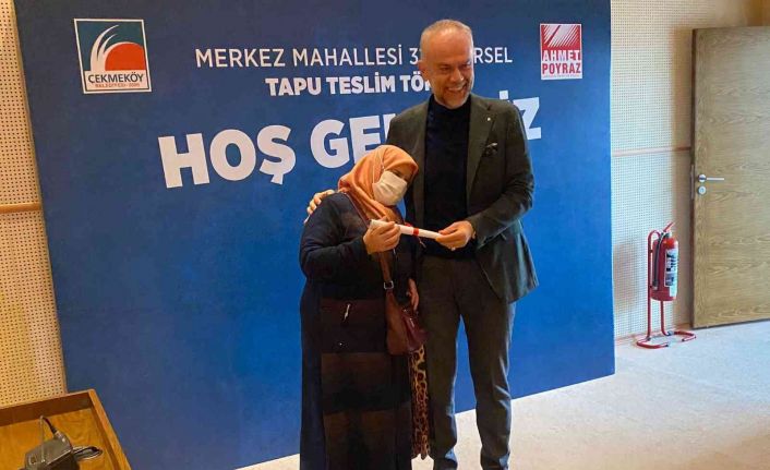 Çekmeköy’de ‘Tapu Teslim Töreni’nde 35 aile tapularını Başkan Poyraz’ın elinden aldı