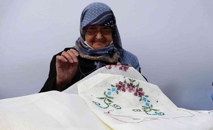 Cevriye nine gençlerin yapamadığını yapıyor, azmi ile örnek oluyor