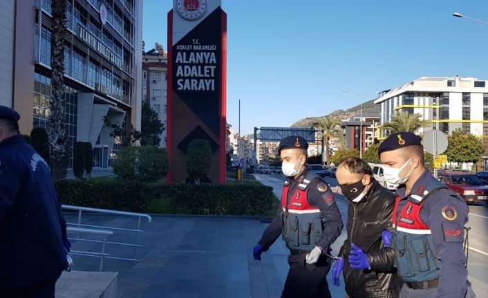 Cezaevi firarisi, girdiği eczanede tesadüfen kendini arayan jandarma ile karşılaşınca yakayı ele verdi