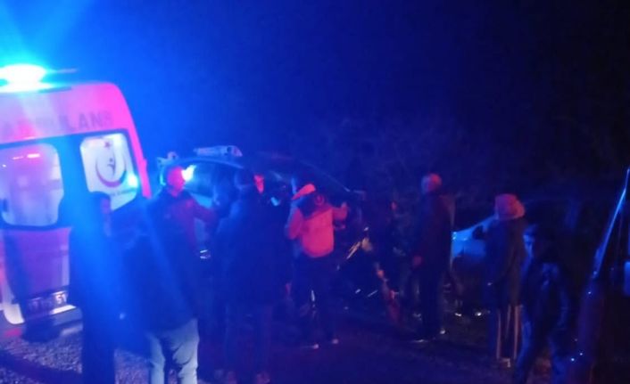 Çorum’da iki otomobil kafa kafaya çarpıştı: 6 yaralı