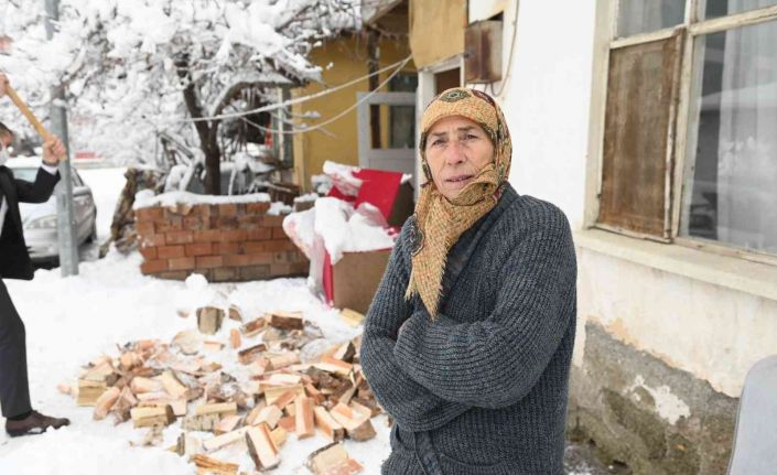 Çorum’da odunu biten yaşlı kadının imdadına zabıta yetişti