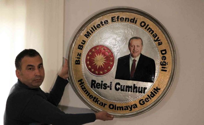 Cumhurbaşkanı Erdoğan’a üzerinde portresi bulunan bakır tepsiyi hediye etmek istiyor