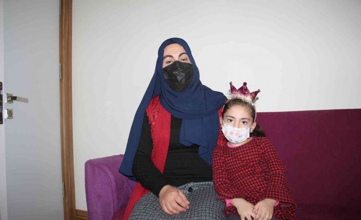Depremde eşini ve oğlunu kaybeden, kızı ile enkazdan çıkartılan anne o anları anlattı