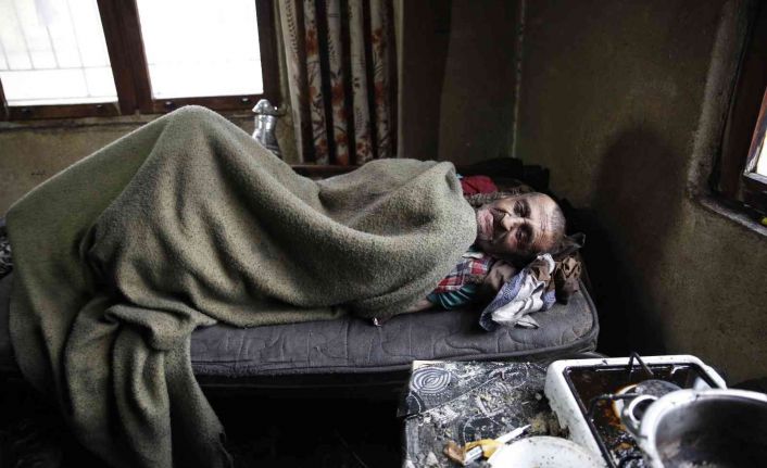 Derme çatma evde kötü koşullar altında yaşayan yaşlı adama büyükşehir sahip çıktı