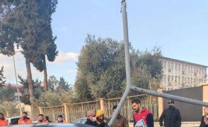 Devrilen direk otomobilin ön camına saplandı, sürücü şans eseri ölümden döndü