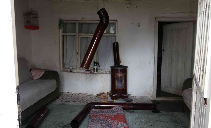 Devrilen soba boruları paniğe neden oldu