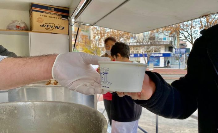 Didim Belediyesi, sıcak çorba servisi ile yüzleri güldürüyor