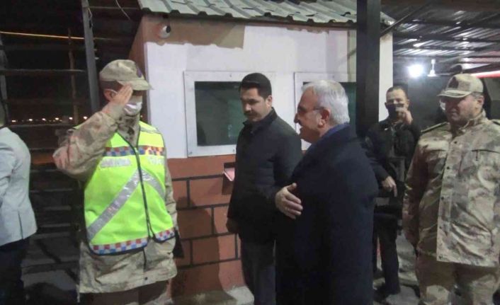 Diyarbakır Valisi Karaloğlu, yeni yılın ilk saatlerinde güvenlik güçlerini ziyaret etti
