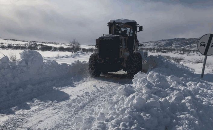 Diyarbakır’da kapalı yollar bir bir açılıyor, hastalara helikopterle yetişiliyor