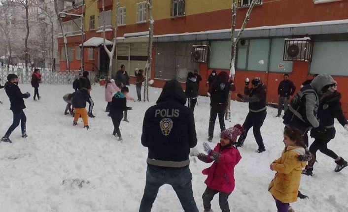 Diyarbakır’da polis ve çocuklar kar topu oynadı, vatandaşlar ise halay çekti