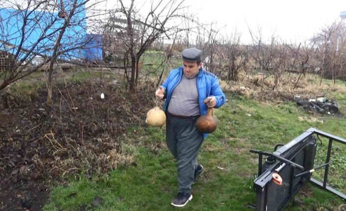 Diyarbakırlı engelli gençten örnek davranış: Yazın yetiştirdiği su kabaklarını kış mevsiminde kuşlar için yuva yaptı
