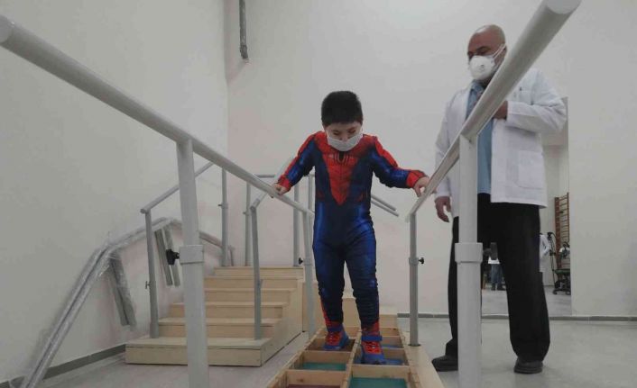 Doktorların ‘yürüyemez’ dediği küçük Abbas, özel tedavi programıyla yürümeye başladı