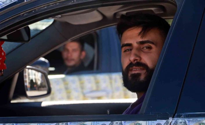 Dolar ve Euro araç kaplaması oldu otomobilleri görenler gözlerine inanamadı