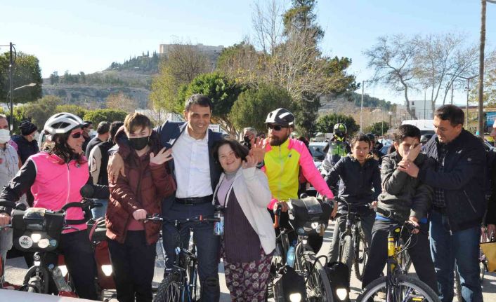 Down sendromlu ve otizmli çocuklar için 8 bin 500 kilometre pedal çevirdiler