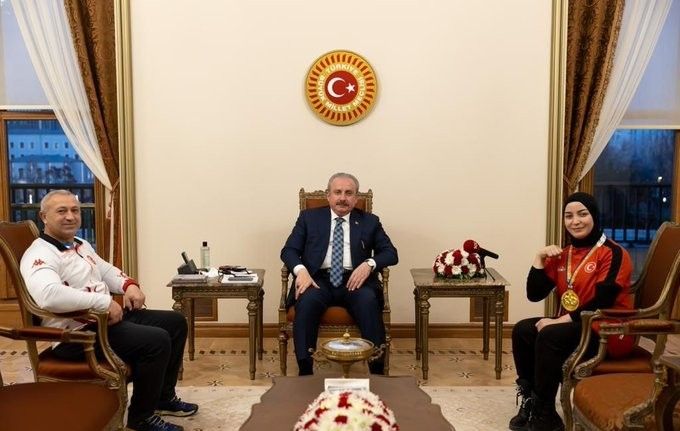 Dünya Bilek Güreşi Şampiyonu Esma Nur Çakmak’tan TBMM Başkanı Şentop’a ziyaret