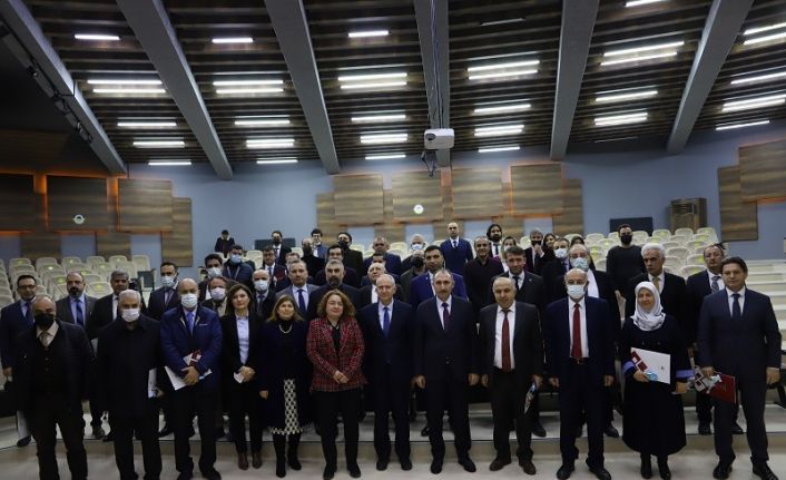 Dünyanın en etkili bilim insanları listesine giren akademisyenlere teşekkür belgesi verildi