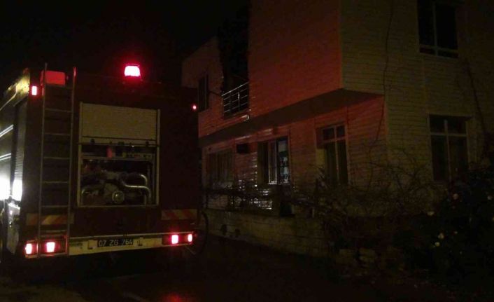 Ekmek almak için dışarı çıkan işitme engelli adamın evi, yangında küle döndü