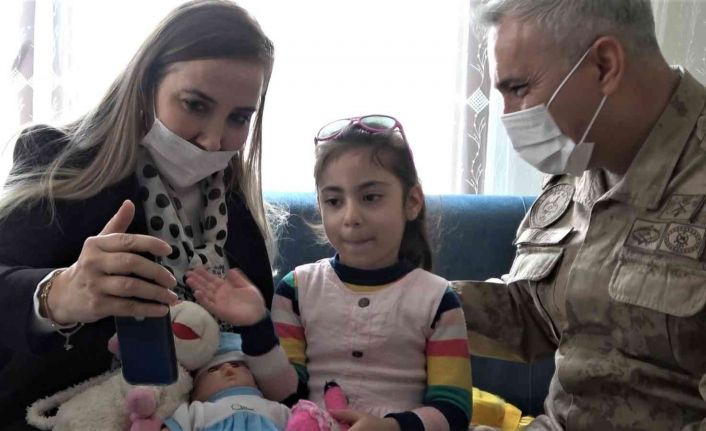 Elazığ depreminin simgesi ‘Yüsra Bebek’ büyüdü, kendisini kurtaran jandarma ile ilk kez görüştü