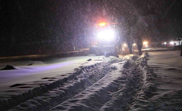 Elazığ’da, 150 personel ve 64 araçla yol açma çalışmaları sürüyor