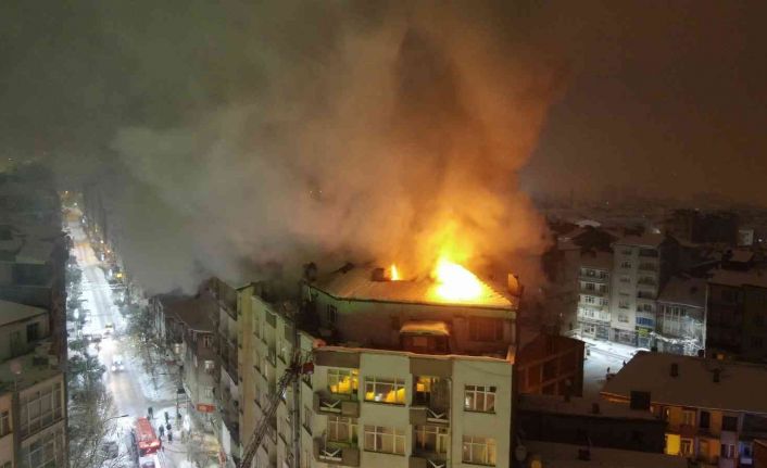 Elazığ’da 6 katlı binada korkutan yangın, ekiplerin müdahalesi sürüyor