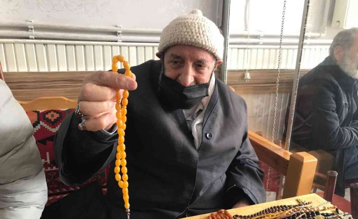 Elazığ’da asırlık tespihler çay ocağında sergileniyor: Fiyatı 10 bin dolara kadar çıkıyor