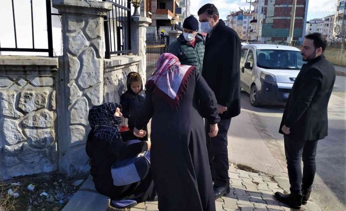Elazığ’da ilginç olay: Zabıta dilenciyi yakaladı, vatandaş hala para vermeye çalıştı
