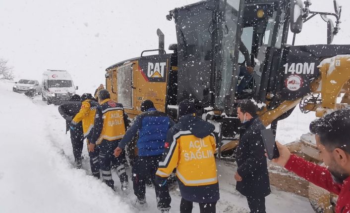 Elazığ’da mahsur kalan yaşlı hastanın yardımına sağlık ekipleri yetişti