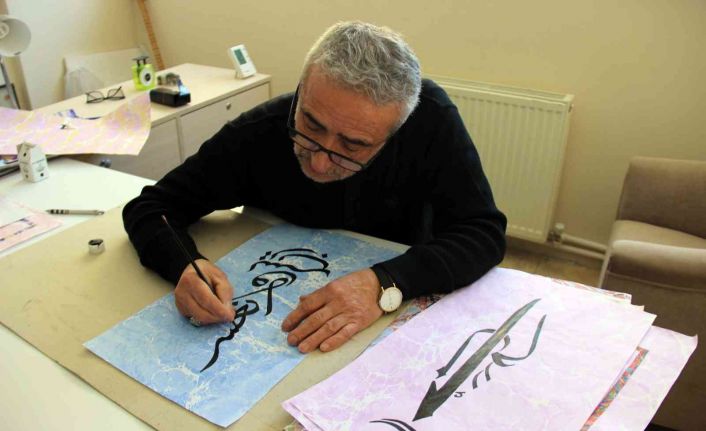 Emekli polis, ebru ve hat sanatını 15 yıldır sabır ve sebat ile sürdürüyor
