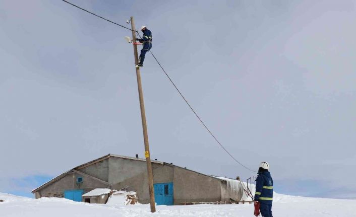 Enerji Timleri iş başında, bin 700 rakımlı köydeki arızayı böyle giderdiler