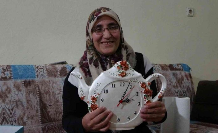 Engelli kadın ürettiği süs eşyalarını satarak aile bütçesine katkı sunuyor