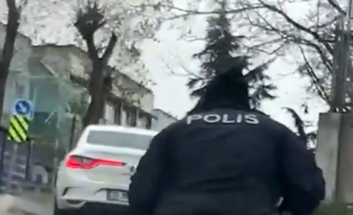 Engelli vatandaşa polisten yardım eli