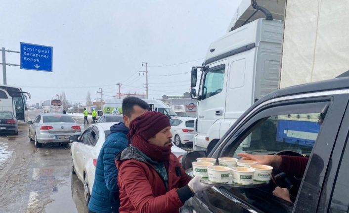 Ereğli Belediyesi karda bekleyen vatandaşlara çorba ikramında bulundu