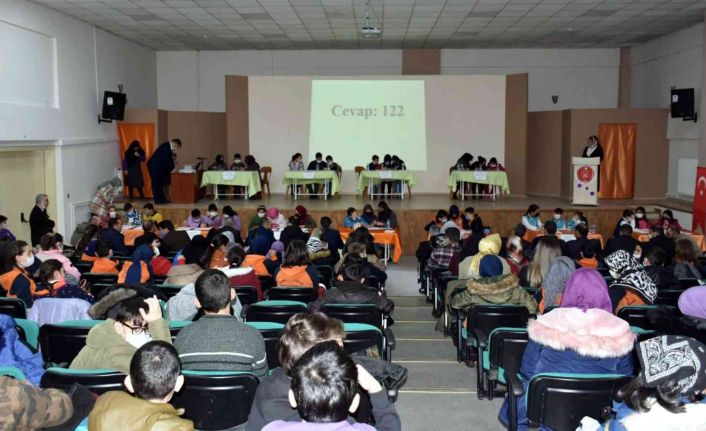 Erzincan’da İmam Hatip Ortaokulları arasında bilgi yarışması düzenlendi