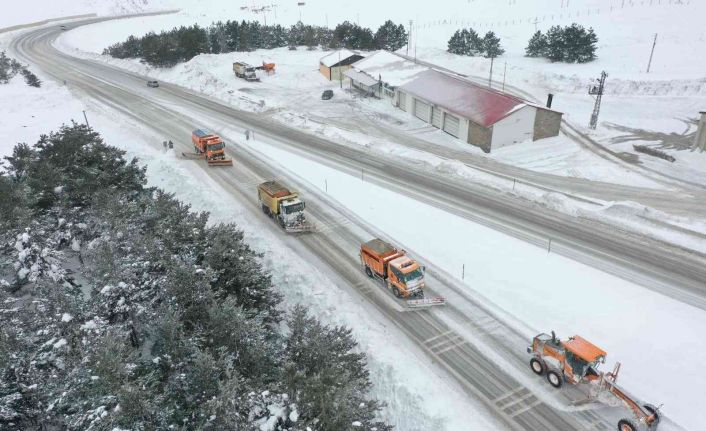 Erzincan’da kar ve tipi, karayolu, demiryolu ile havayolu ulaşımını aksattı