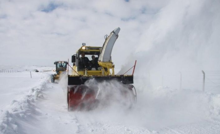 Erzincan’da kar ve tipiden 173 köy yolu ulaşıma kapandı