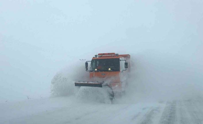 Erzincan’da kar ve tipiden 294 köy yolu ulaşıma kapandı