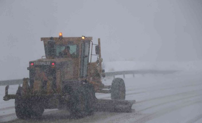 Erzincan’da kar ve tipiden 38 köy yolu ulaşıma kapalı bulunuyor