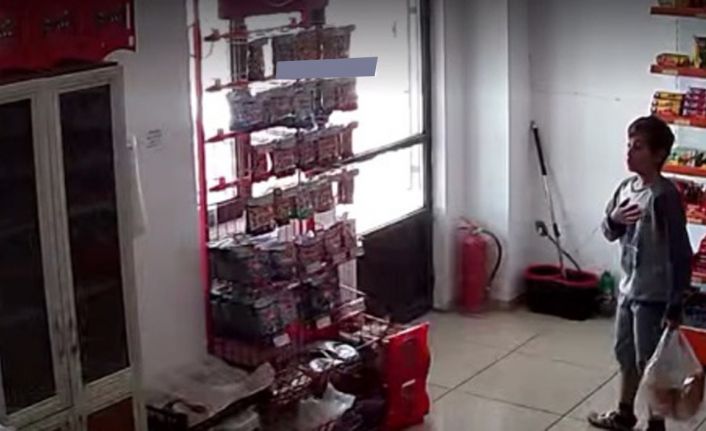 Erzincan’da köpek saldırısından son anda kaçan çocuğun korku dolu anları güvenlik kamerasına yansıdı