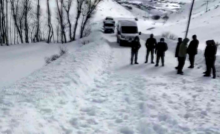 Erzurum’da üçüncü çığ, 10 araç mahsur kaldı