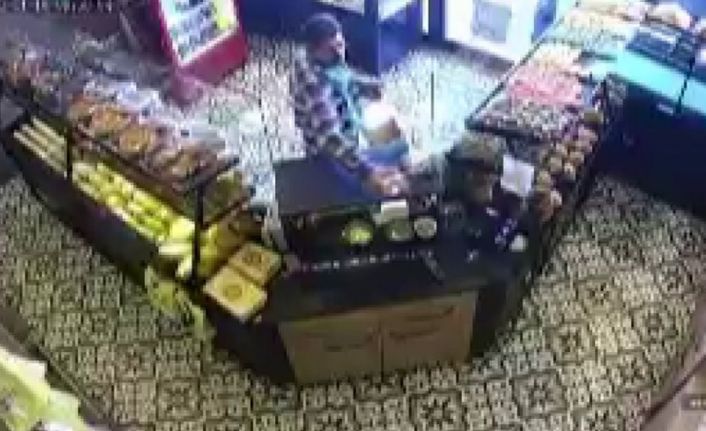 Esenyurt’ta fırına gelen adam yardım kutularını çaldı, üstüne birde kasiyerden para aldı