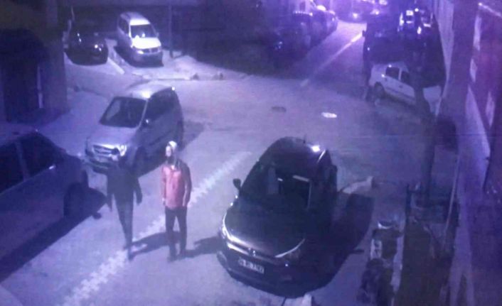 Esenyurt’ta gece vakti apartmana girmeye çalışan 5 şüpheli, bina sakinlerine korku dolu anlar yaşattı