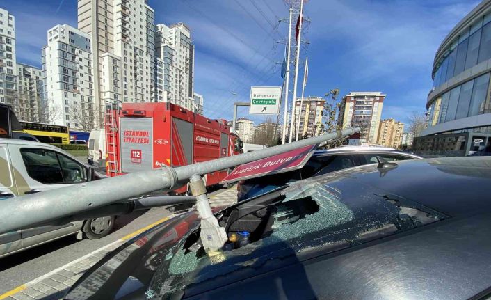 Esenyurt’ta şiddetli rüzgar trafik lambası direğini devirdi