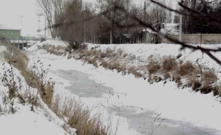 Eskişehir’de sulama kanalı dondu