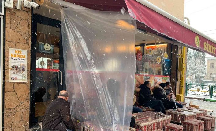 Esnaf kar yağışına karşı branda ve naylonla önlem alıyor