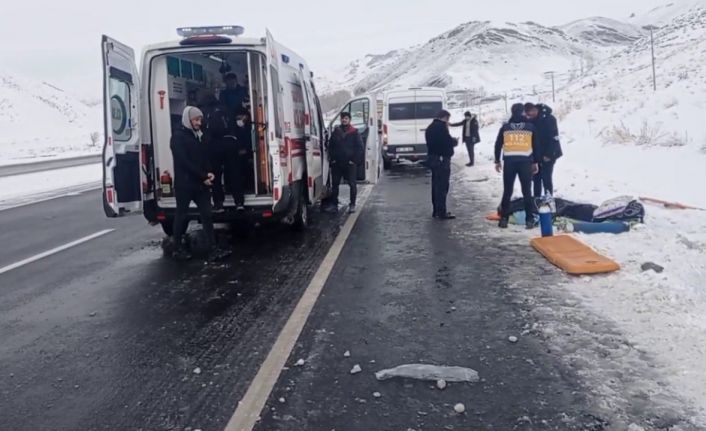 Evde bakım hizmeti alan kadını hastaneye götüren ambulans şarampole yuvarlandı: 1 ölü, 4 yaralı