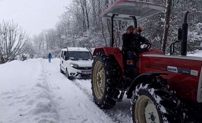 Evde sağlık ekipleri yolda kaldı, pansuman yaptıkları hastanın yakını onları kurtardı