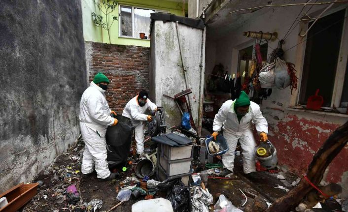 Evden 3 kamyon çöp çıktı