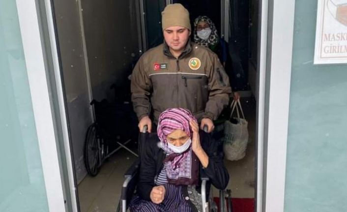 Evinin yolu kar nedeniyle kapanan yaşlı kadının yardımına orman ekipleri koştu